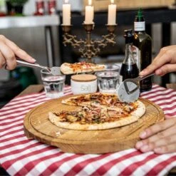 Boska Pizzaplank Friends L - BBQ Accessoires - Eikenhout - Handige Opvanggeul - Ø 34 Cm -Barbecue Grill Winkel 1200x1200 547