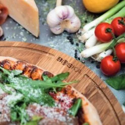 Boska Pizzaplank Friends L - BBQ Accessoires - Eikenhout - Handige Opvanggeul - Ø 34 Cm -Barbecue Grill Winkel 1200x1200 548