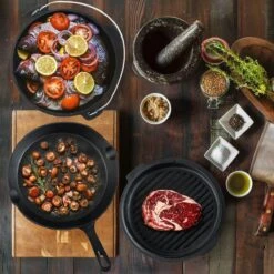 Dutch Mountains Gietijzeren Pannenset 7-delig - Dutch Oven – Braadpan - Grillpan - Hapjespan - Kookset In Houten Transportkist - Deksellifter - Brander -Barbecue Grill Winkel 1200x1200 560