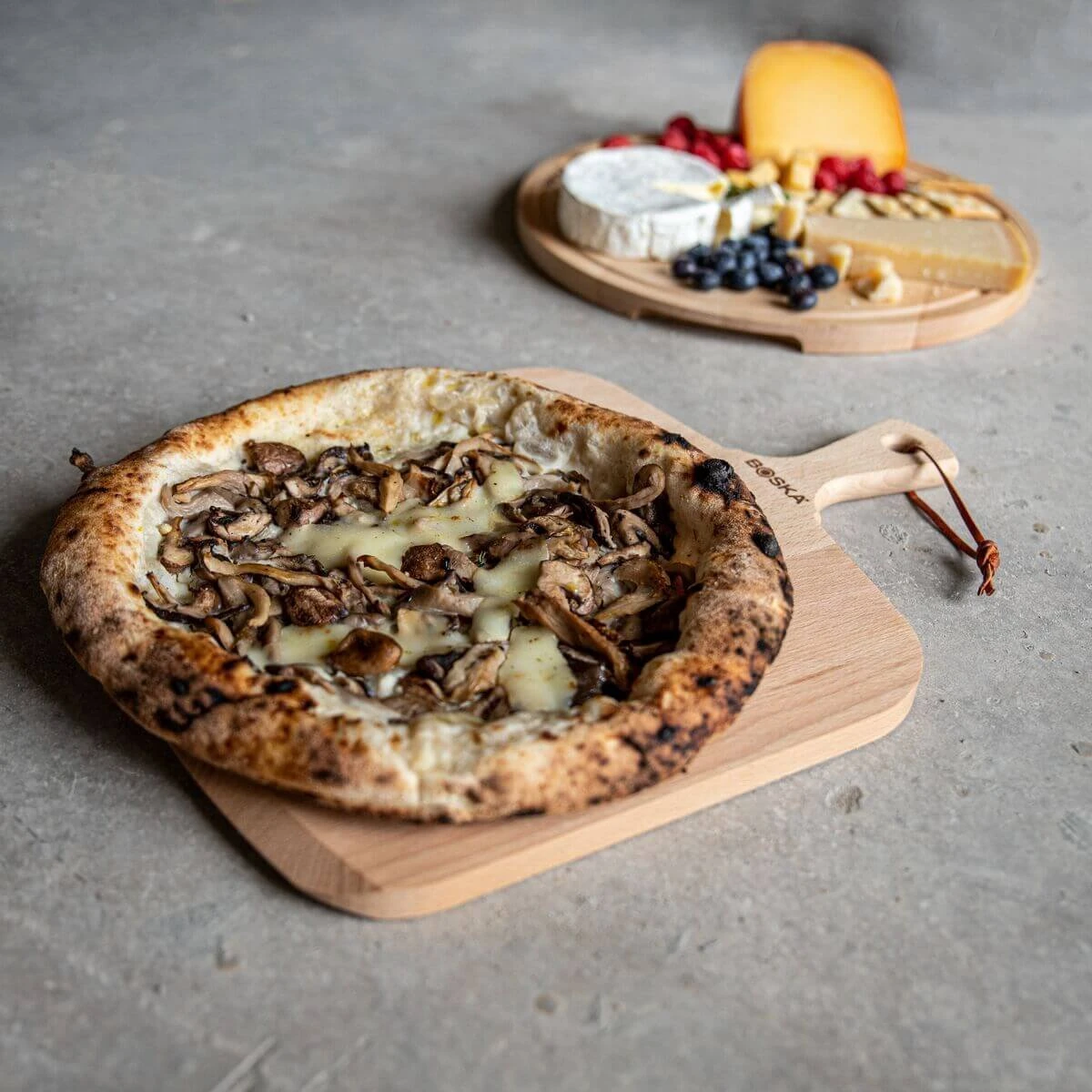 Boska Pizzaschep Amigo - Voor Warme En Koude Pizza - Kort Handvat - Beukenhout - 30 Cm Breed 4 Boska Pizzaschep Amigo - Voor Warme En Koude Pizza - Kort Handvat - Beukenhout - 30 Cm Breed - Afbeelding 2