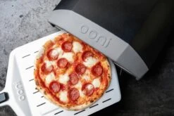 Ooni Pizzaschep Aluminium - Perforated Pizza Peel 12 Inch -Barbecue Grill Winkel 1200x800 59