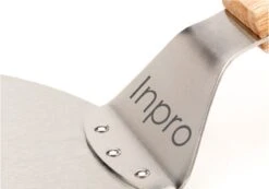 Inpro Pizzaschep RVS - Rond - Voor BBQ En Oven - Pizzaspatel - Taartschep - Houten Handvat - BBQ Gereedschap - Keukengerei - 30 Cm Diameter - Spatel -Barbecue Grill Winkel 1200x842 2