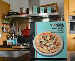 Nonna Pizzasteen Ø30,5 Met RVS Serveerrek - Stenen Pizzaplaat / Ovenplaat (11mm Dik) Voor Oven En Barbecue (BBQ) - Maximaal 600 Graden Celcius -Barbecue Grill Winkel 1200x985