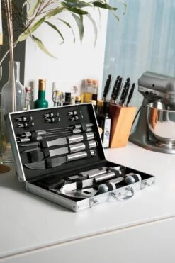 Sens Design BBQ Accesoires - 18 Delig - BBQ Gereedschapset Koffer -Barbecue Grill Winkel 800x1200 17