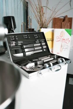 Sens Design BBQ Accesoires - 18 Delig - BBQ Gereedschapset Koffer -Barbecue Grill Winkel 801x1200 1
